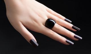 女子剪掉全球最长指甲 女子剪掉全球最长指甲